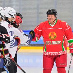 El presidente bielorruso, Alexander Lukashenko, asistiendo a una sesión de entrenamiento y a un partido amistoso con el equipo de hockey. Foto AFP | Foto:AFP