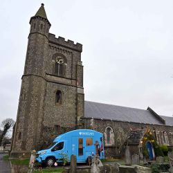 Una furgoneta de banca móvil de Barclays se muestra en los terrenos de la Iglesia de San Andrés en Hove, sur de Inglaterra. Foto de GLYN KIRK / AFP | Foto:AFP