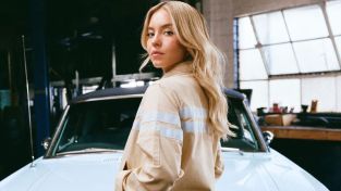 Ford x Sydney Sweeney, la colaboración de ropa chic de trabajo inspirada en el clásico modelo Mustang