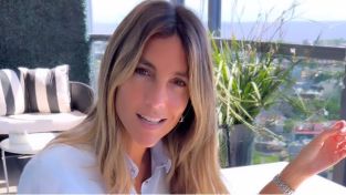María Belén Ludueña tiene el look con camisa blanca y shorts de jean ideal para el verano 2024