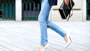 Mujer con skinny jeans y tacones blancos