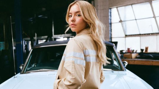 Ford x Sydney Sweeney, la colaboración de ropa chic de trabajo inspirada en el clásico modelo Mustang