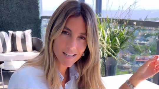 María Belén Ludueña tiene el look con camisa blanca y shorts de jean ideal para el verano 2024