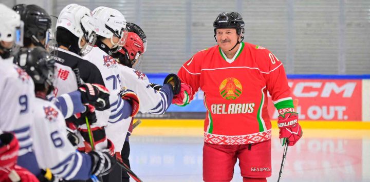 El presidente bielorruso, Alexander Lukashenko, asistiendo a una sesión de entrenamiento y a un partido amistoso con el equipo de hockey. Foto AFP