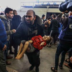 Un niño palestino herido durante un bombardeo israelí es trasladado al hospital Nasser en Khan Yunis, en el sur de la Franja de Gaza. Foto de Mahmud HAMS / AFP  | Foto:AFP