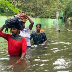 La gente camina por una calle inundada en Chennai, luego de las intensas lluvias después de que el ciclón Michaung tocara tierra. Foto de R. Satish BABU / AFP | Foto:AFP