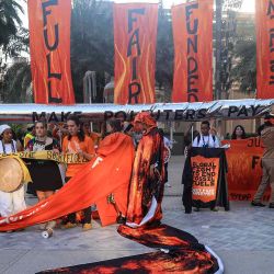 Activistas protestan contra los combustibles fósiles al margen de la cumbre climática de las Naciones Unidas COP28 en Dubai. Foto de Karim SAHIB / AFP | Foto:AFP