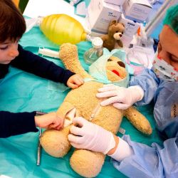 La médica Tessa y Dian, de 4 años, operan un osito de peluche durante el evento 'Teddy Bear Hospital' organizado por la Asociación Médica de Viena. Foto de Joe Klamar / AFP  | Foto:AFP