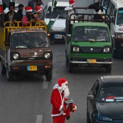 Un devoto cristiano vestido con un traje de Papá Noel camina a lo largo de un desfile antes de las celebraciones navideñas, en Islamabad. Foto de Aamir QURESHI / AFP | Foto:AFP