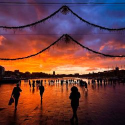 La gente camina por el Vieux-Port (el Puerto Viejo) al atardecer en Marsella, sur de Francia. Foto de Nicolas TUCAT / AFP  | Foto:AFP