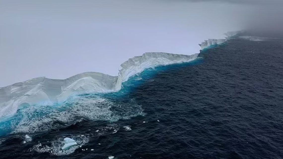 A23a, el iceberg más grande del mundo, se desplaza por el océano(03)