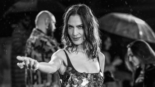 El vestido 2 en 1 de lentejuelas con el que deslumbró Alexa Chung en los Fashion Awards y que vas a querer tener