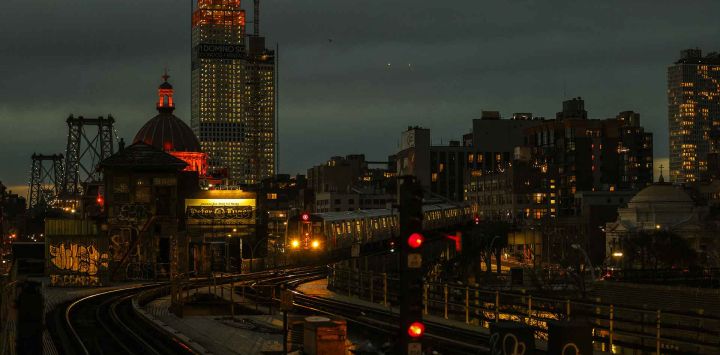 Un tren de la línea "M" llega a la estación Marcy Avenue en el distrito de Brooklyn de Nueva York. Foto de Charly TRIBALLEAU / AFP