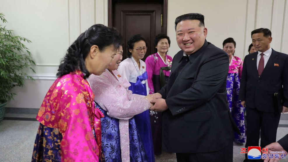Kim Jong-un pidió entre lágrimas frenar la caída de la natalidad | Perfil