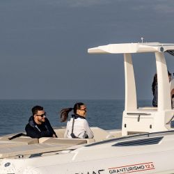 Lomac Gran Turismo 12.5, una embarcación de líneas elegantes y con excelentes rendimientos en navegación.