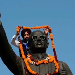Un activista del Partido Bahujan Samaj (BSP) adorna una estatua del reformador social indio Bhimrao Ambedkar con motivo de su aniversario de muerte. Foto de Narinder NANU / AFP  | Foto:AFP