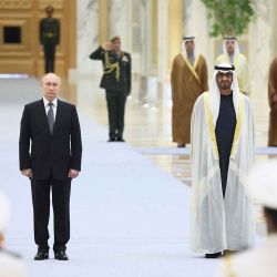 El presidente de Rusia, Vladimir Putin, y al presidente de los Emiratos Árabes Unidos, el jeque Mohamed bin Zayed Al Nahyan, asistiendo a una ceremonia de bienvenida antes de sus conversaciones en Abu Dhabi. Foto de Sergei SAVOSTYANOV / AFP  | Foto:AFP