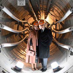El rey Felipe - Filip de Bélgica (R) y la reina Mathilde de Bélgica posan en una sección del túnel de enlace de energía diagonal de Berlín. Foto de Tobias SCHWARZ / AFP | Foto:AFP