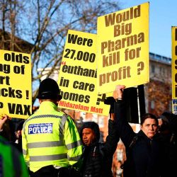 Los manifestantes sostienen pancartas durante una reunión frente al edificio de investigación Covid-19 del Reino Unido en el oeste de Londres. Foto de HENRY NICHOLLS / AFP  | Foto:AFP