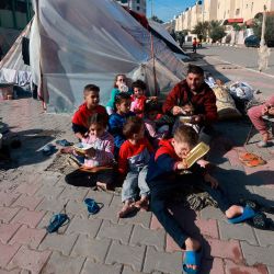 Una familia palestina desplazada que huyó de Khan Yunis instala un campamento en Rafah, más al sur, cerca de la frontera de la Franja de Gaza con Egipto. Foto de MOHAMMED ABED / AFP  | Foto:AFP