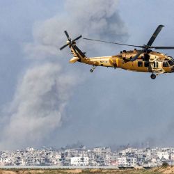 Un helicóptero de transporte militar Black Hawk volando cerca de la frontera con el territorio palestino. Foto de JACK GUEZ / AFP   | Foto:AFP
