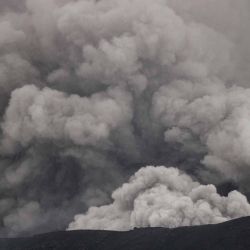 Una erupción vista desde Sungai Pua en Agam, Sumatra Occidental. Foto de ADI PRIMA / AFP | Foto:AFP
