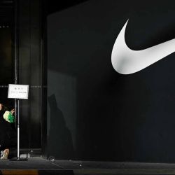 Un empleado limpia la entrada junto a una tienda Nike en Beijing. Foto de WANG Zhao / AFP | Foto:AFP