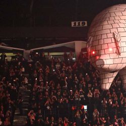 Un cerdo volador se ve durante la actuación de Roger Waters en el marco de su gira "This Is Not a Drill" en Bogotá. Foto de Raúl ARBOLEDA / AFP | Foto:AFP