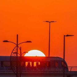 Un tren de metro se acerca a la estación Expo City, sede de la cumbre climática de las Naciones Unidas COP28. Foto de Karim SAHIB / AFP | Foto:AFP