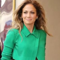 Jennifer Lopez en un look monocromatico verde