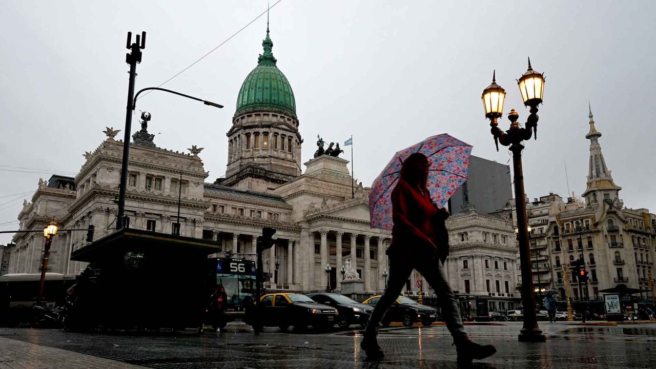 Una persona camina frente al Congreso argentino el 5 de diciembre de 2023, donde el presidente electo Javier Milei prestará juramento el 10 de diciembre. Foto de JUAN MABROMATA / AFP  | Foto:AFP