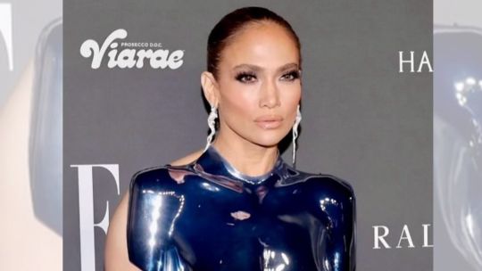 El increíble vestido "armadura" con el que Jennifer López brilló en su última alfombra roja