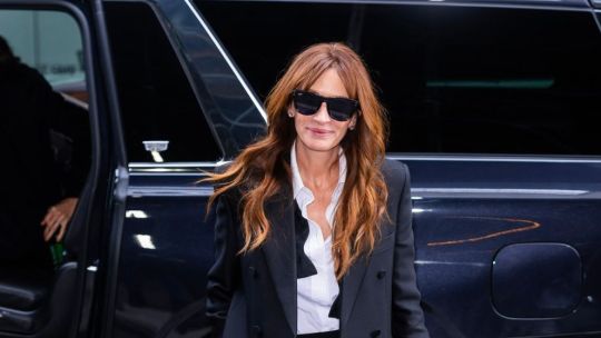Julia Roberts deslumbra con un elegante atuendo de inspiración masculina: traje de blazer y short negro