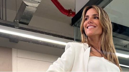 María Belén Ludueña inspira con sus blazers blancos ideales para la temporada