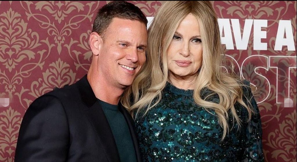 Christopher Landon y la actriz Jennifer Coolidge, a quien dirigió en 'We have a ghost'.