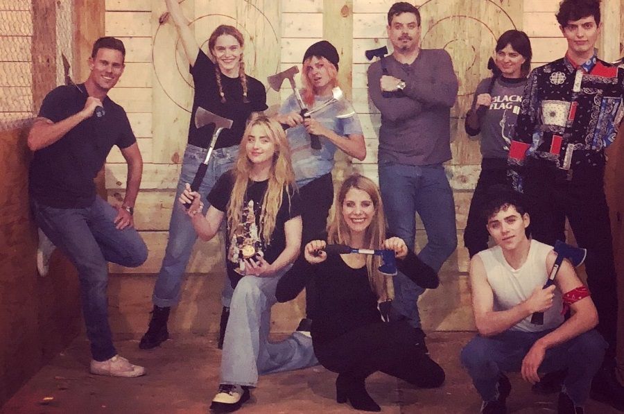 Christopher Landon con el elenco de una de las películas que dirigió.