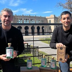 Marcelo López y Ángel Ghiazza desarrollaron Sur 34 Gin, y la presentan en su local frente a la Plaza de Toros de Colonia.