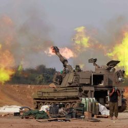 Un obús de artillería autopropulsado del ejército israelí dispara desde una posición cerca de la frontera con la Franja de Gaza en el sur de Israel. Foto de Menahem Kahana / AFP | Foto:AFP