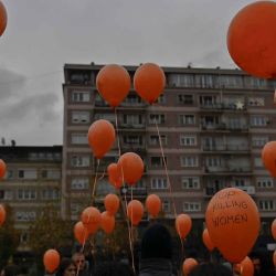 Las mujeres sostienen globos mientras participan en una actuación contra la violencia hacia las mujeres, tras el asesinato de Liridona Ademaj.Pristina, Kosovo. Foto de Armend NIMANI / AFP  | Foto:AFP