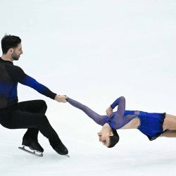 Las canadienses Deanna Stellato-Dudek y Maxime Deschamps compiten durante la final del Gran Premio ISU de patinaje artístico en Beijing. Foto de WANG Zhao / AFP | Foto:AFP