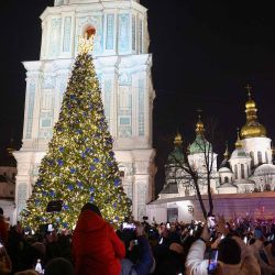 La gente toma fotografías mientras asiste a la ceremonia de inauguración del árbol de Navidad en la Plaza Sofía de Kiev. Foto de Anatolii STEPANOV / AFP | Foto:AFP