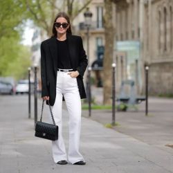 Pantalon blanco con remera negra y blazer negro