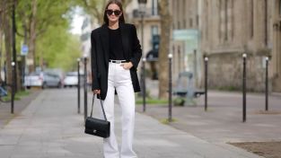 Jean blanco con blazer y debajo remera negra