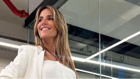María Belén Ludueña y su guiño a Juliana Awada con el blazer como capa