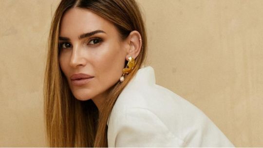 María Vázquez da lección de estilo con jeans wide leg y camisa de lino