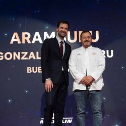 Gwendal Poullennec, director Internacional de la Guía MICHELIN, con Gonzalo Aramburu, cuyo restaurante tiene dos estrellas. | Foto:Ministerio de Turismo