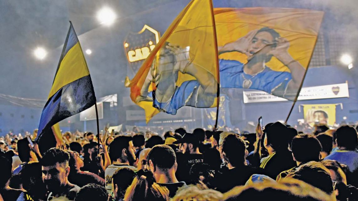 Boca Juniors fans demonstrate against the suspension of club elections.