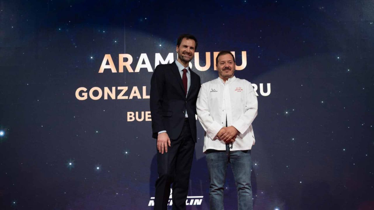 Gwendal Poullennec, director Internacional de la Guía MICHELIN, con Gonzalo Aramburu, cuyo restaurante tiene dos estrellas. | Foto:Ministerio de Turismo