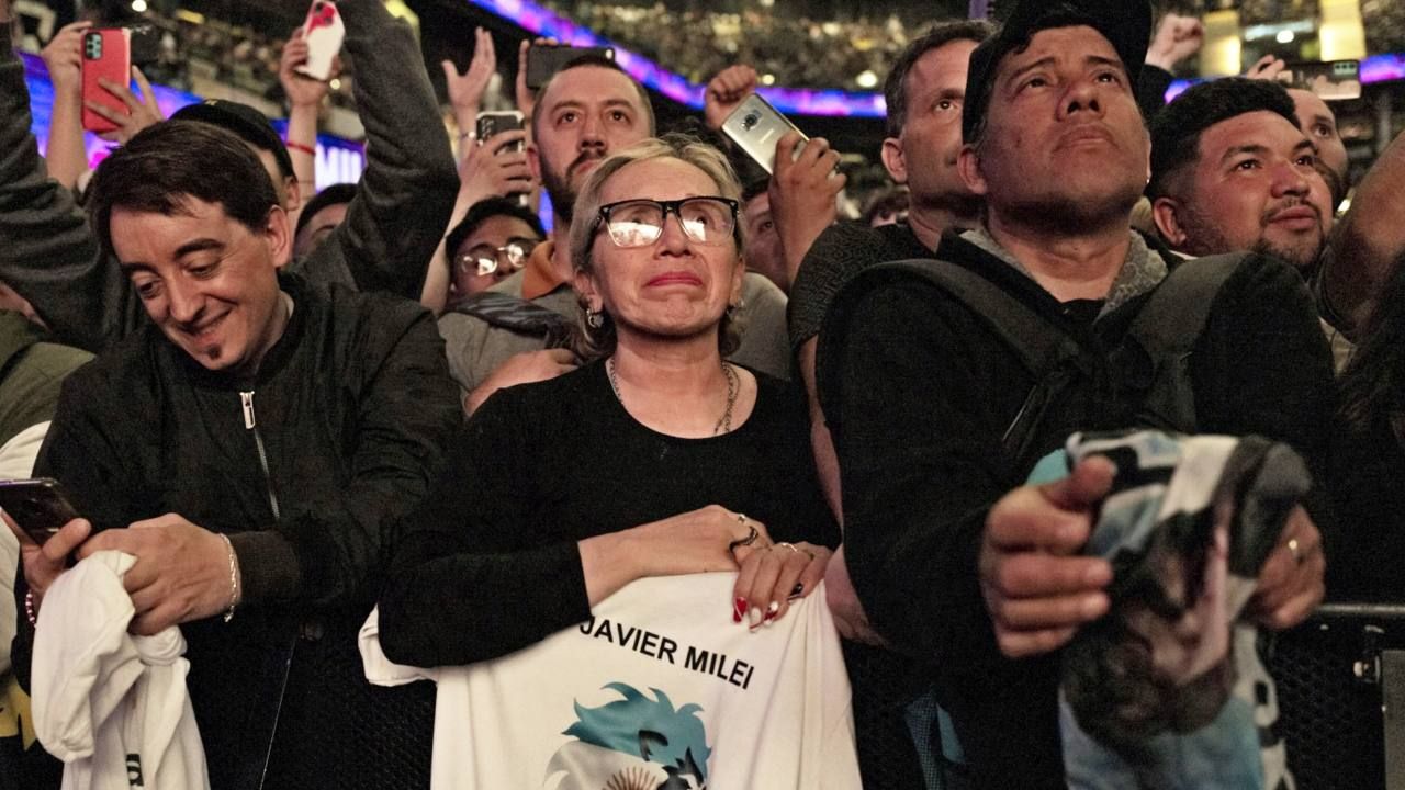 Militantes mileistas en el Movistar Arena | Foto:Bloomberg