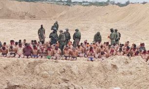 Semidesnudos y esposados: difunden imágenes de la supuesta rendición de decenas de sospechosos de Hamas 20231207